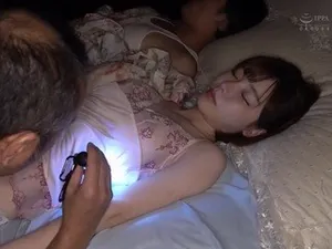 Tiểu yêu nữ Nam Kinh thật là điệu đà, dáng người cao ráo, nàng nhẹ nhàng liếm con cặc to của đại ca, nằm trên người đại ca để đút cho đại ca ăn